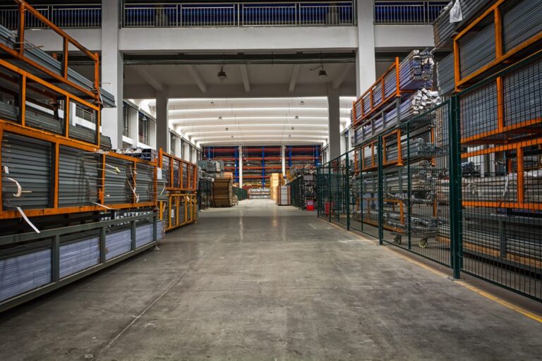 אחסון ציוד בנייה בין פרויקטים: מדריך מעשי לקבלנים