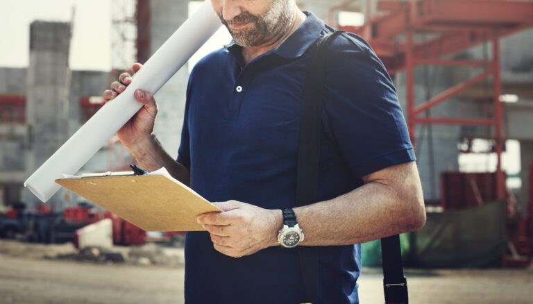 מנהל עבודה בודק עלויות ציוד בנייה באתר